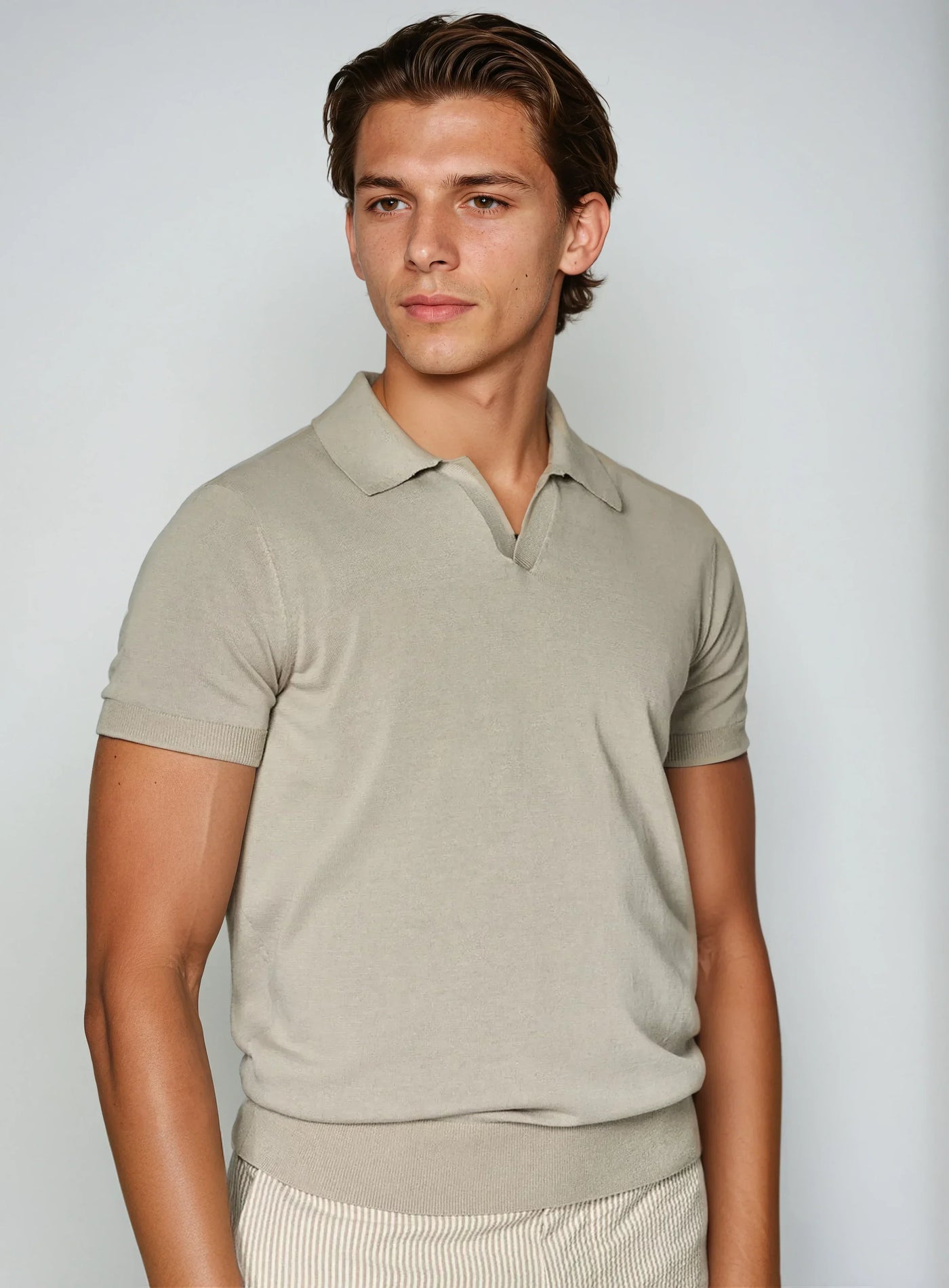 Buttonless polo shirt – Taupe